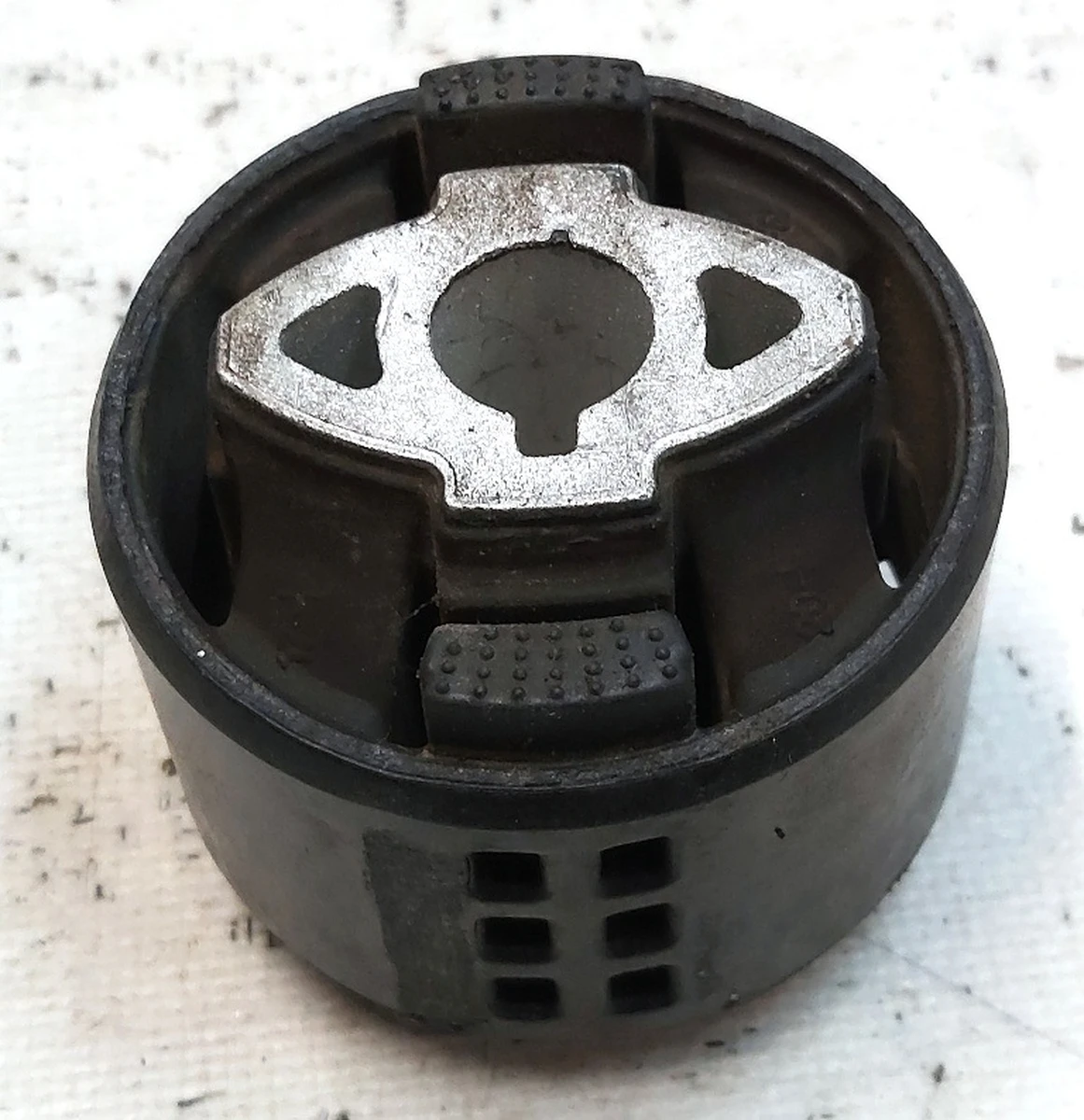 12 Сайлентблок редуктора двигуна заднього MOSFET Tesla model 3, model Y 1109297-00-B