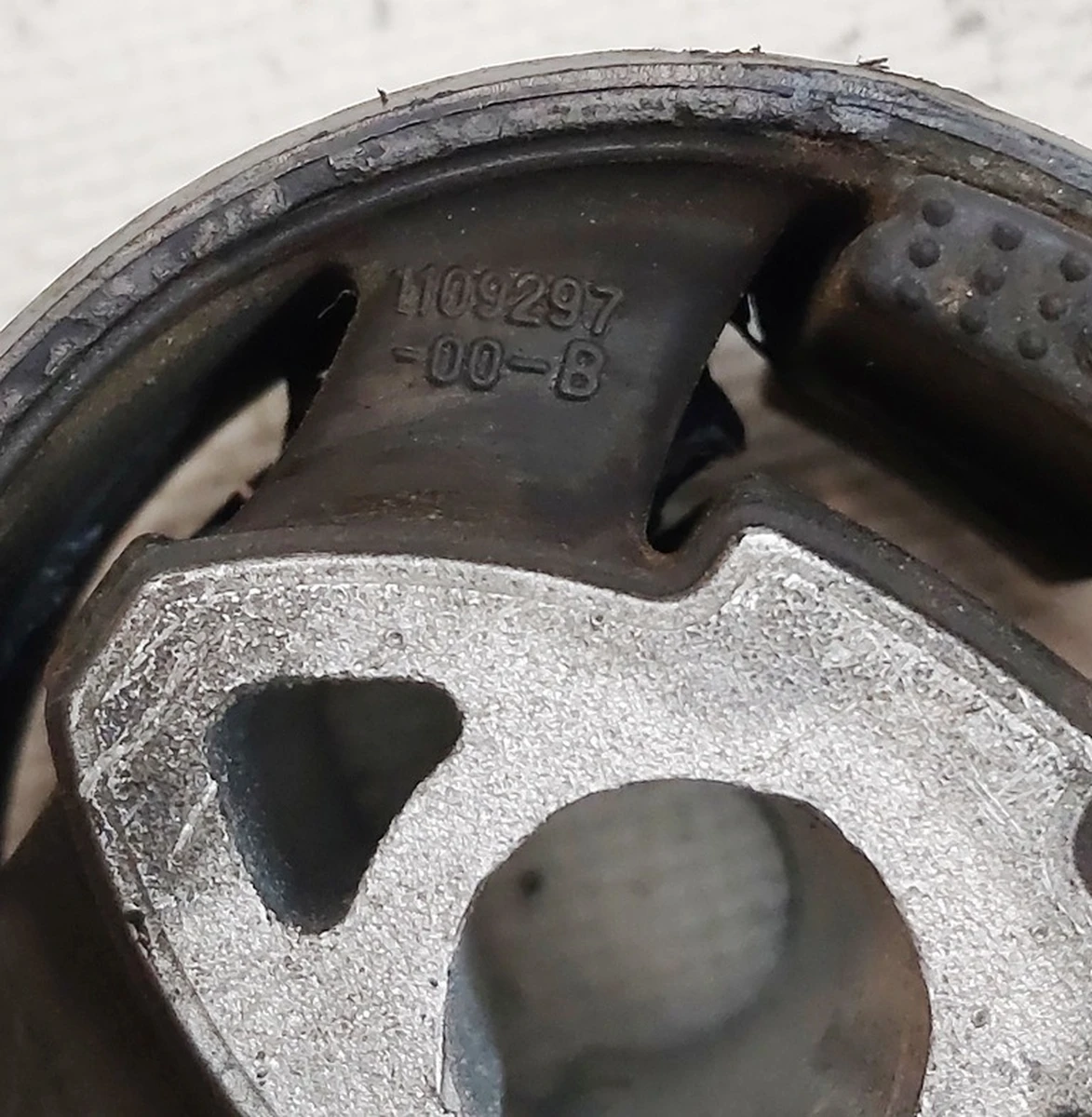 12 Сайлентблок редуктора двигуна заднього MOSFET Tesla model 3, model Y 1109297-00-B