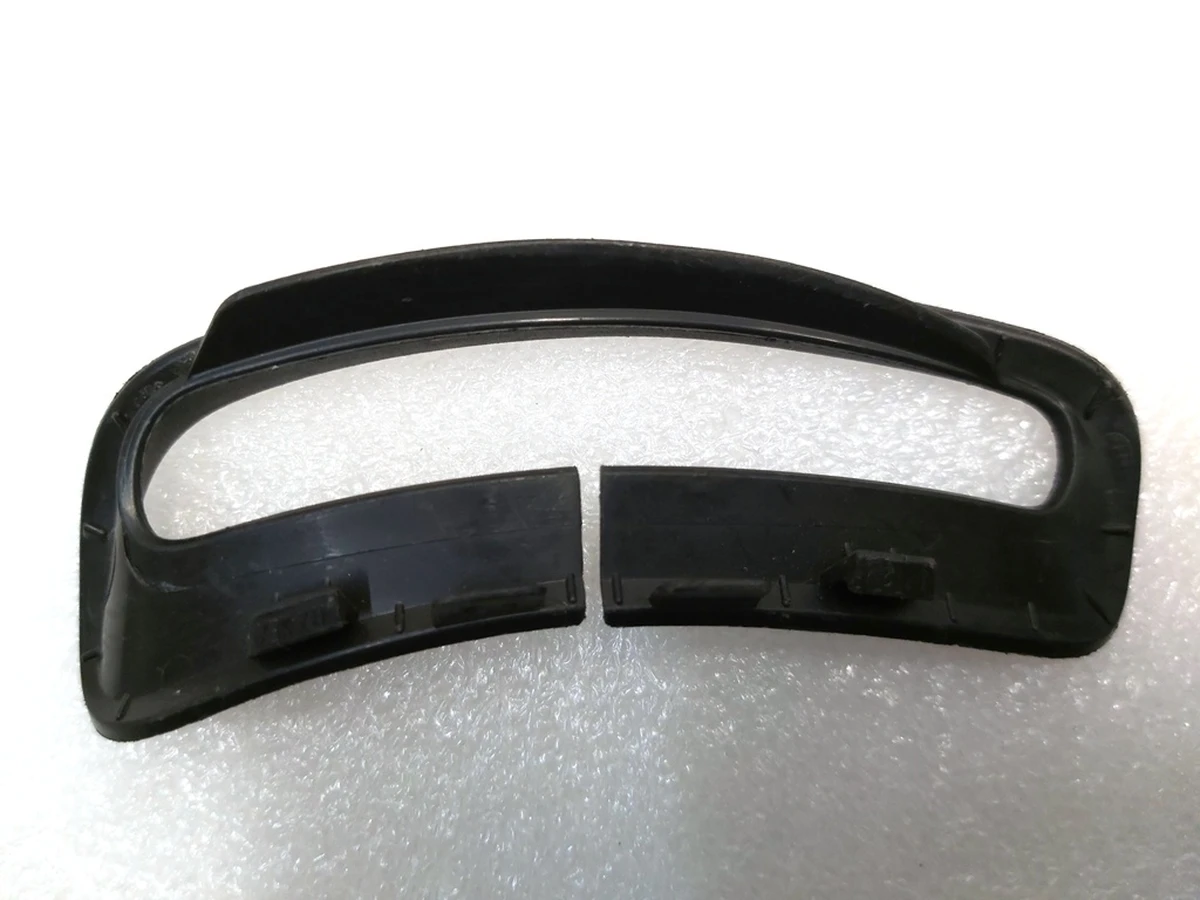 6 Накладка декоративна отвору ременя безпеки стійки С лівої Tesla model 3 1086281-00-L