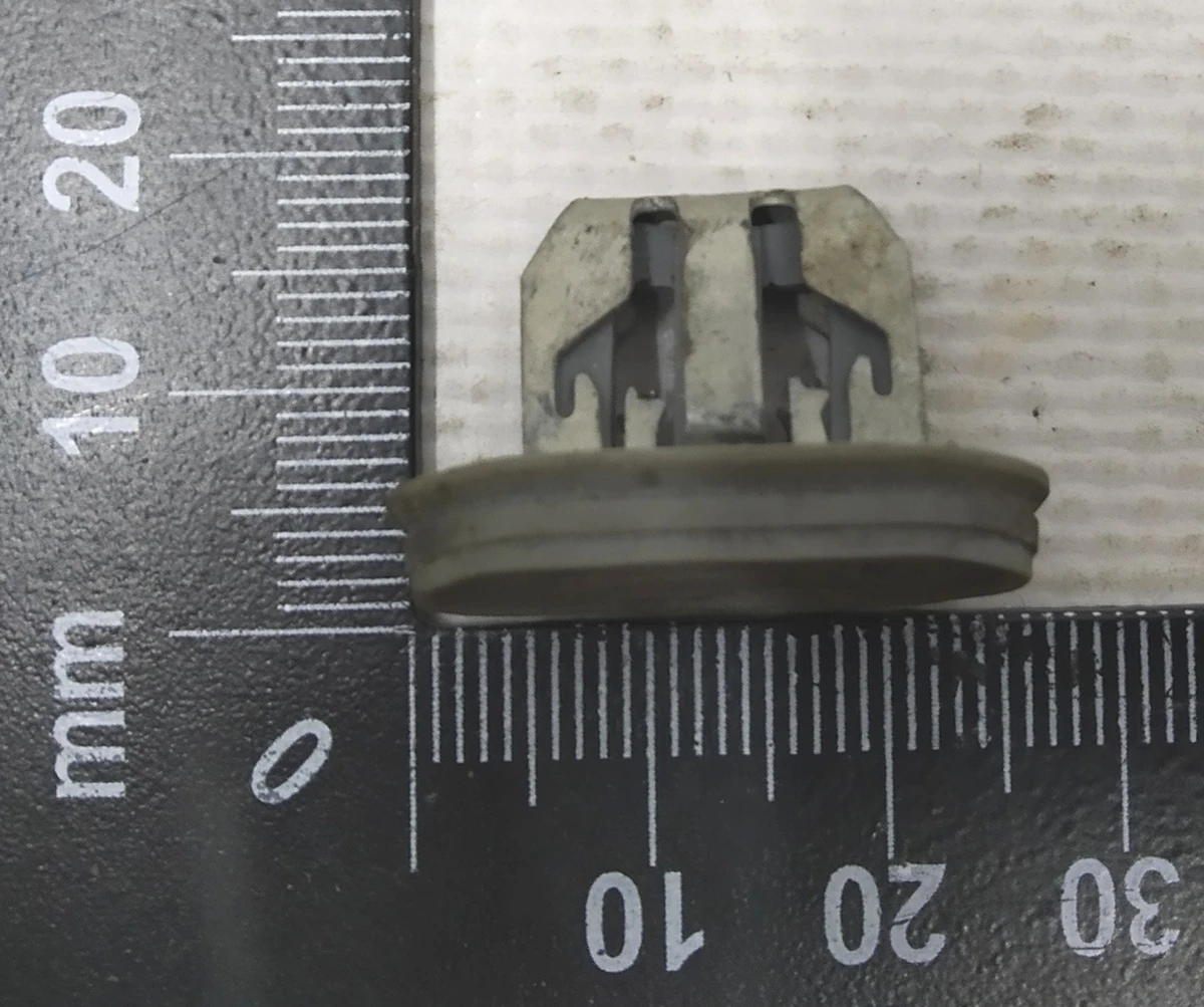 3 Кліпса з ущільнювачем 21x6 SLOT .65-1.2, STL (рокерна панель) Tesla Model 3, Model 3 Jan 2024 1110167-00-A