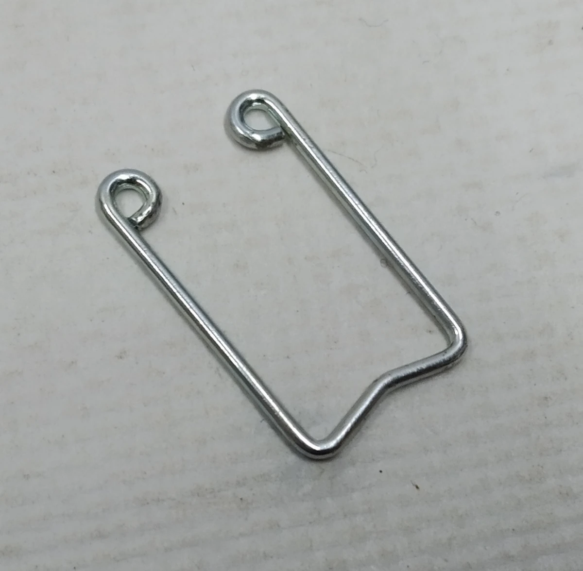 Скоба кріплення фіксатора тросика розблокування механізму переміщення (лазок) одинарного правого сидіння 2-го ряду Tesla model X 1110252-00-Y