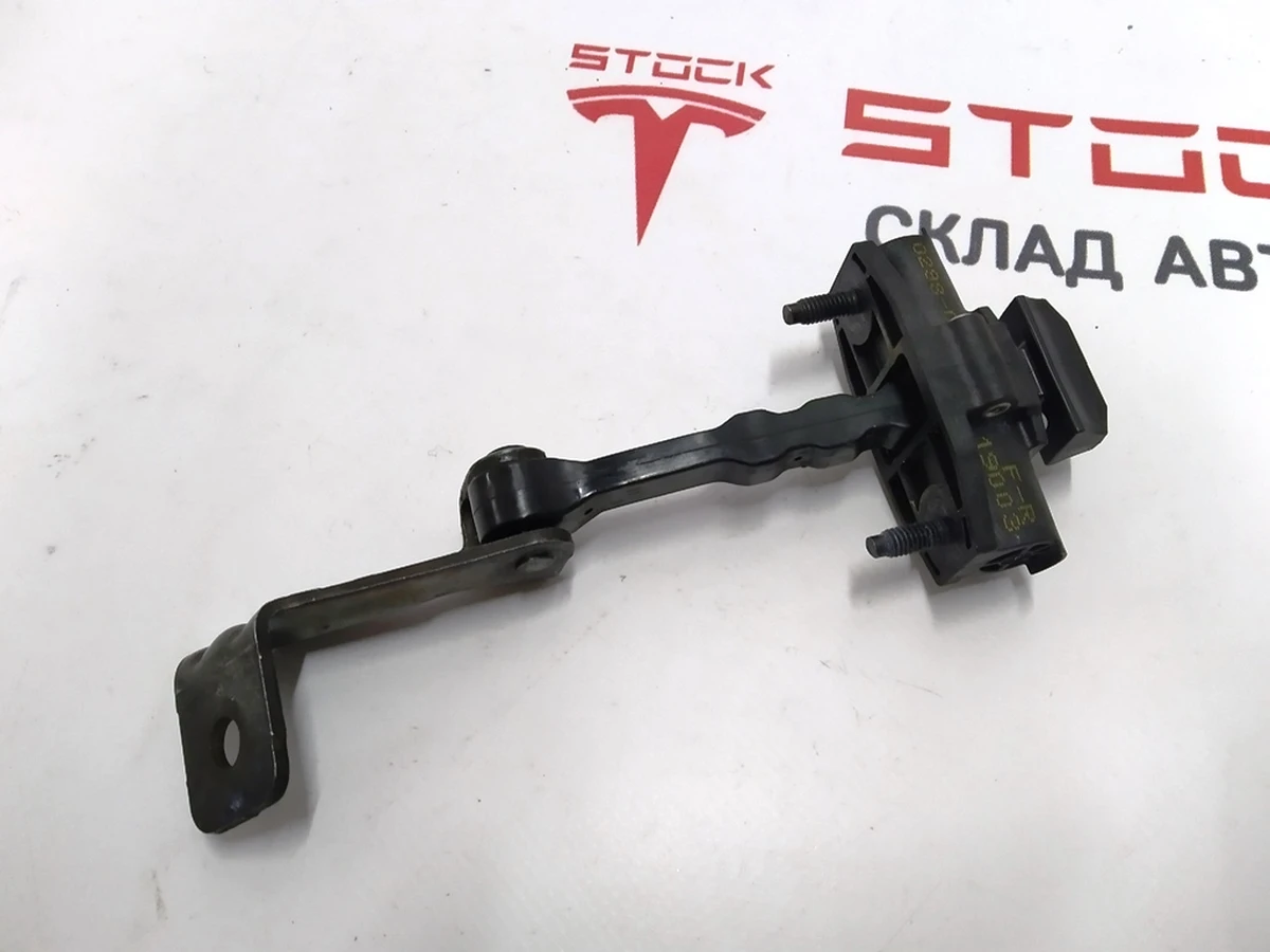 7 Обмежувач дверей передньої правої Tesla model 3 1110298-00-D