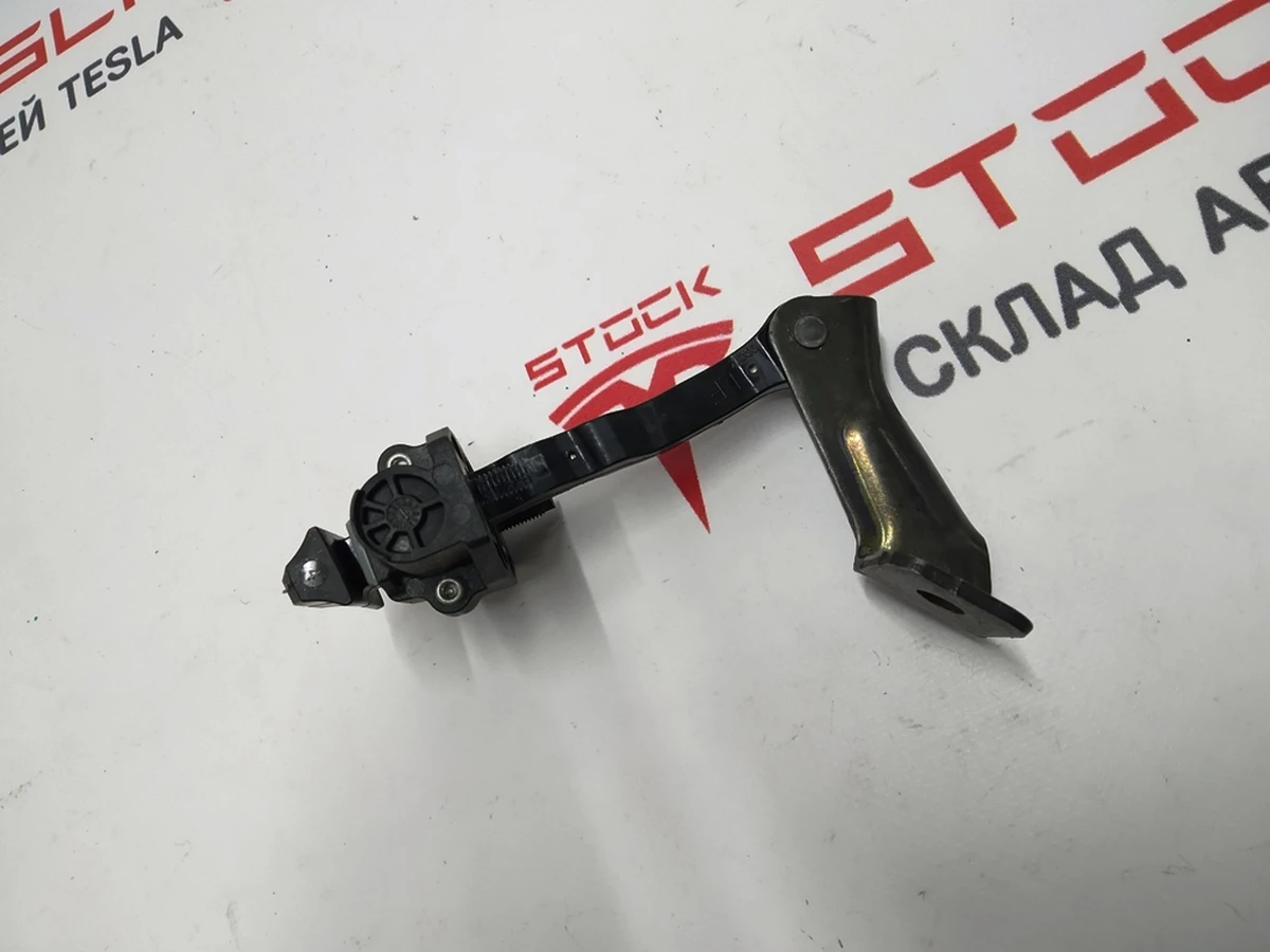 7 Обмежувач дверей передньої правої Tesla model 3 1110298-00-D