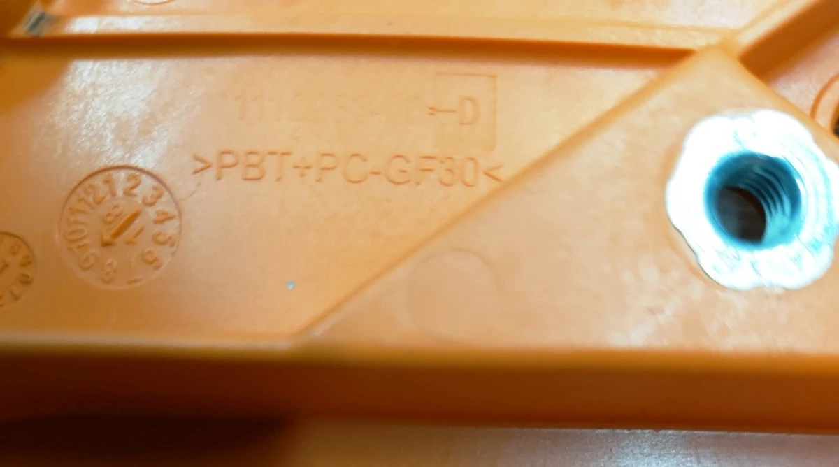 34 Крышка нижняя контактора зарядки основной батареи Tesla model 3 1110933-00-F