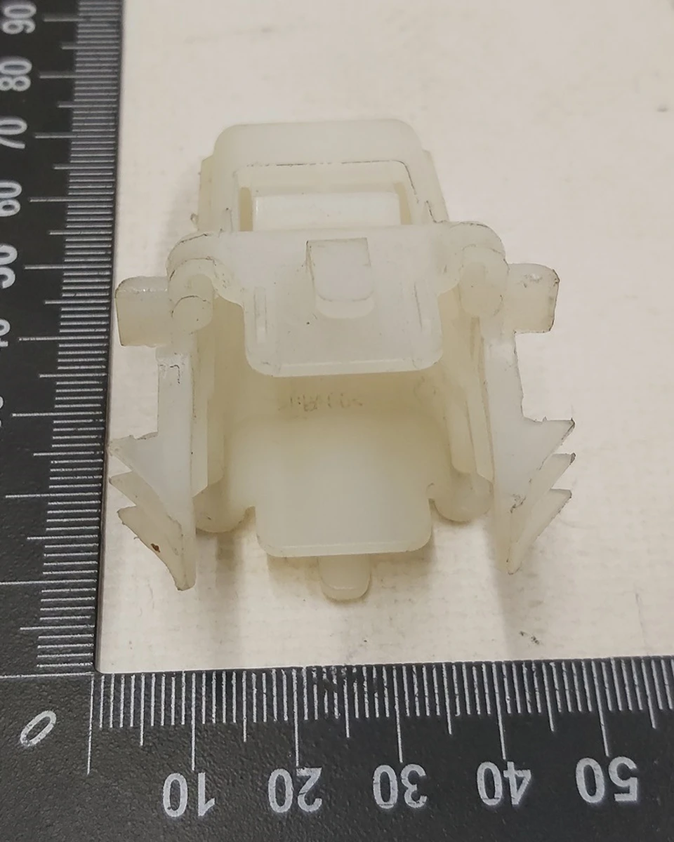 Засувка спинки сидінь 2-го ряду Tesla model 3 1111033-00-A