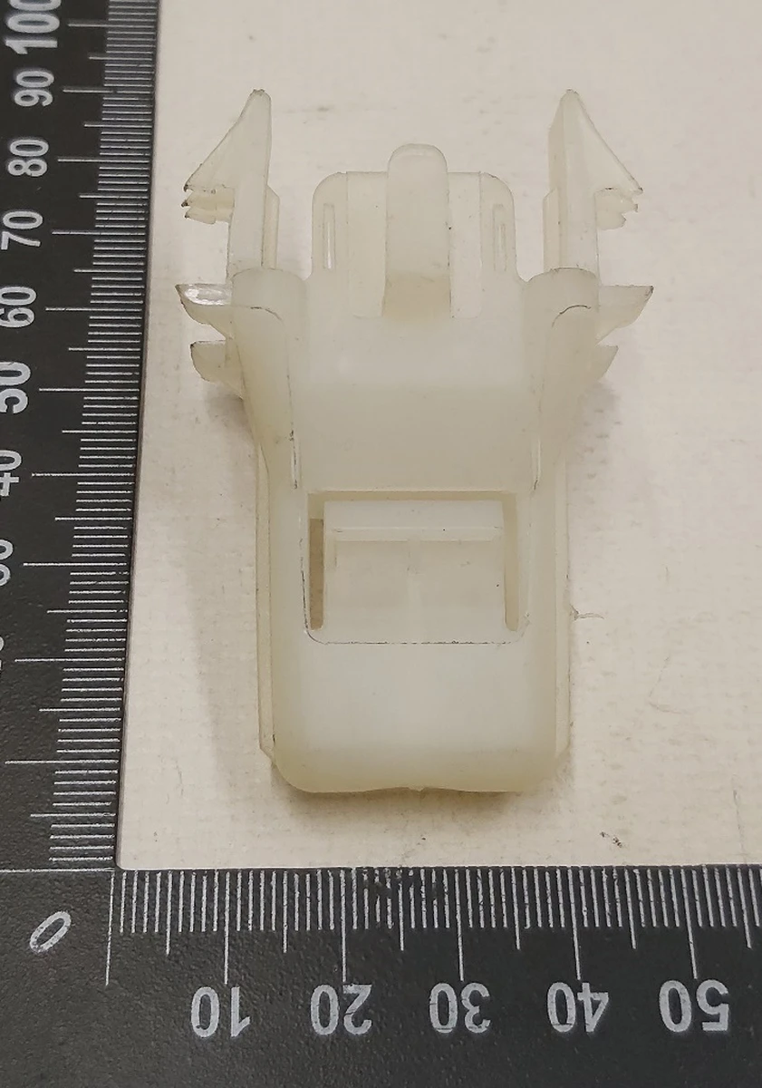 Засувка спинки сидінь 2-го ряду Tesla model 3 1111033-00-A