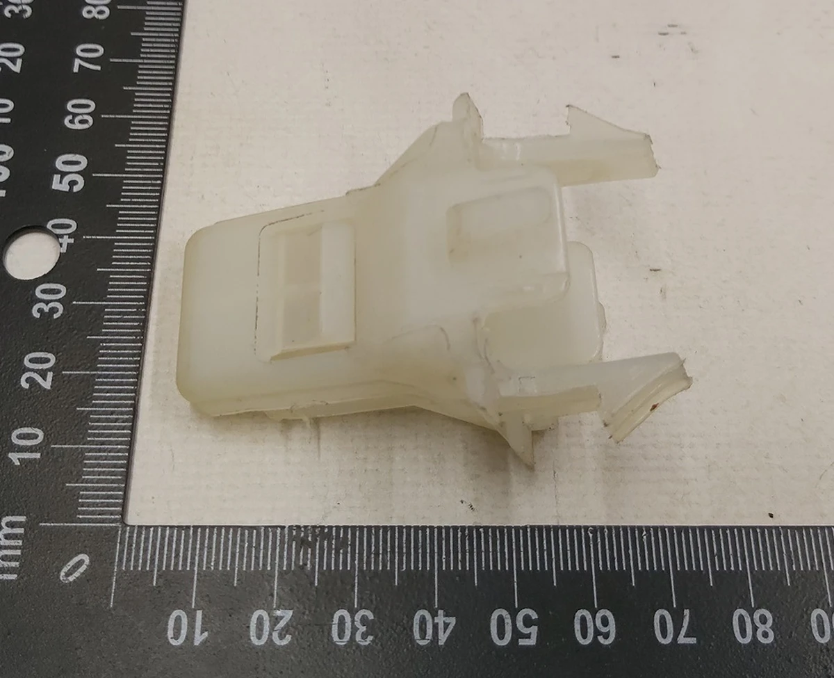 Засувка спинки сидінь 2-го ряду Tesla model 3 1111033-00-A