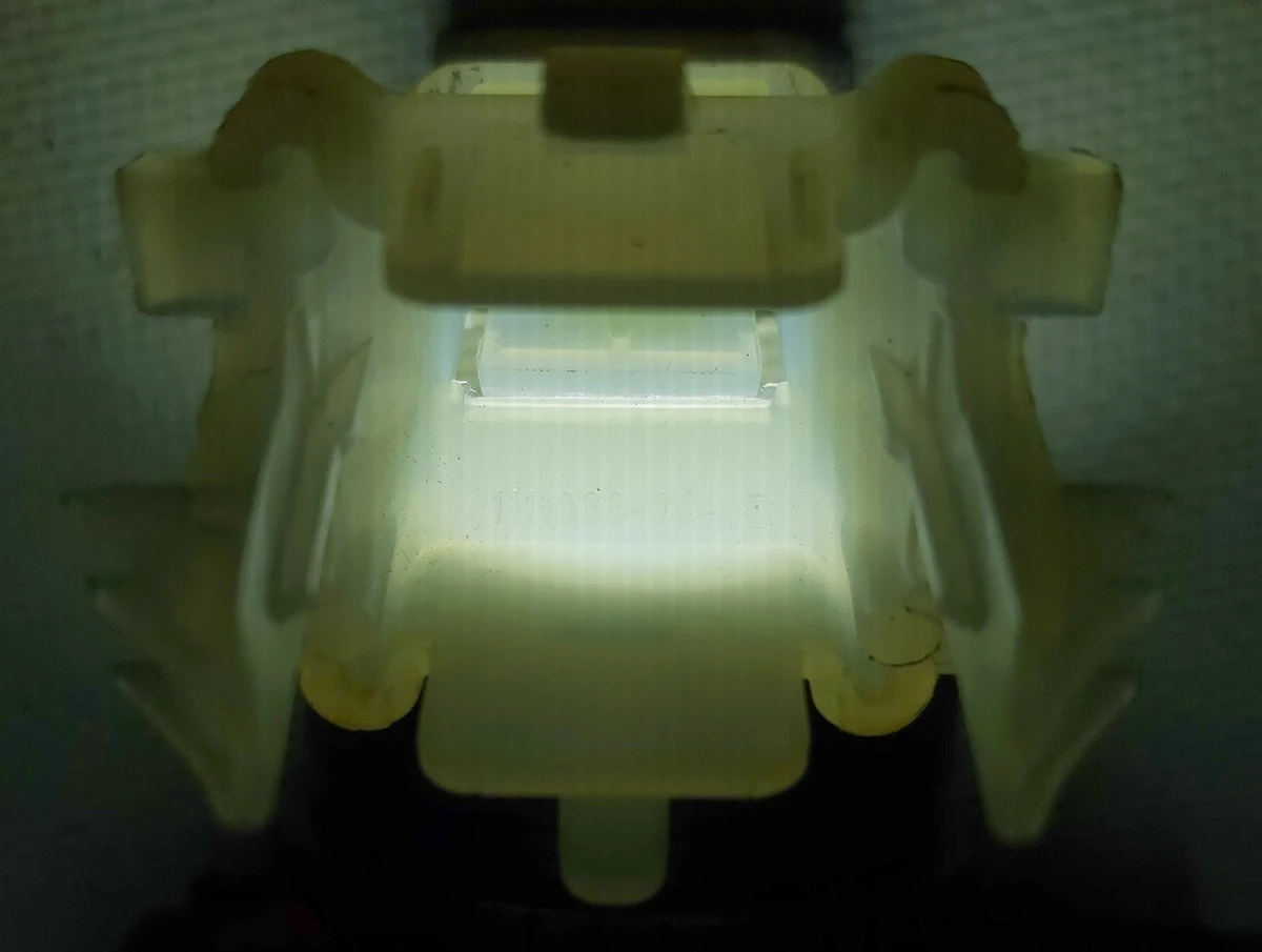 Засувка спинки сидінь 2-го ряду Tesla model 3 1111033-00-A