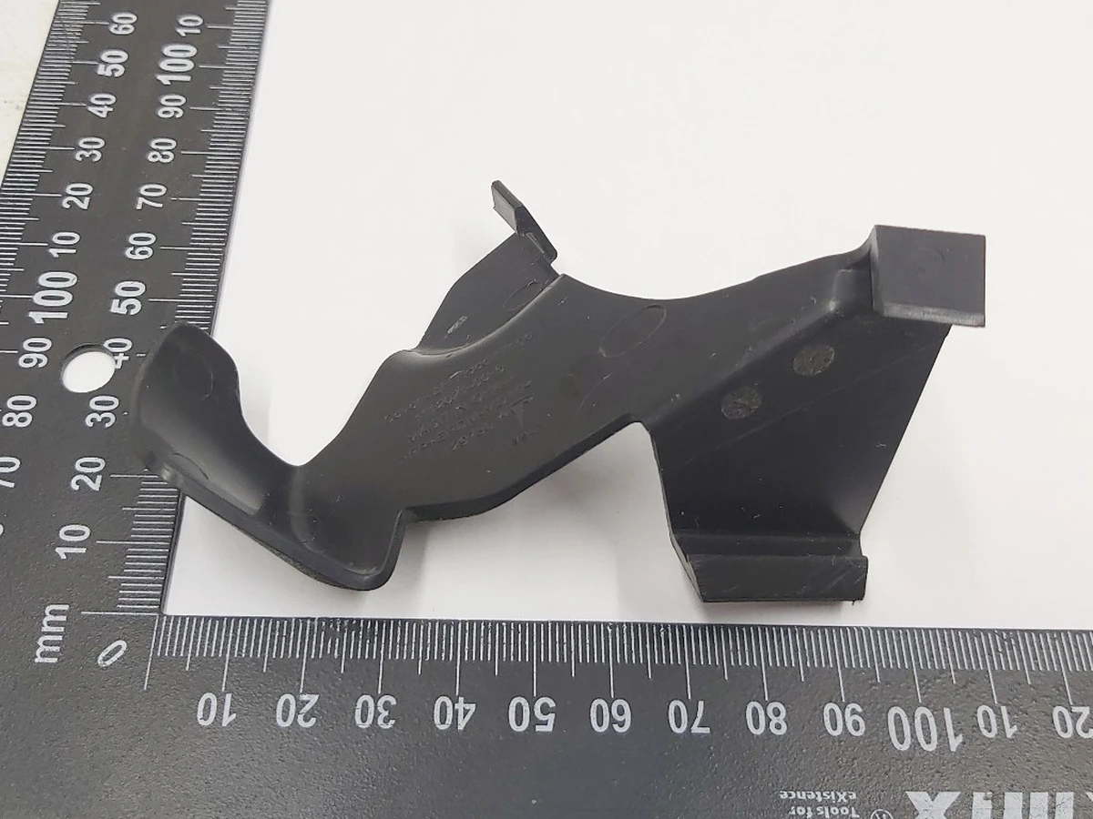 8 Накладка декоративна петлі капота лівої Tesla model 3 1112071-00-B