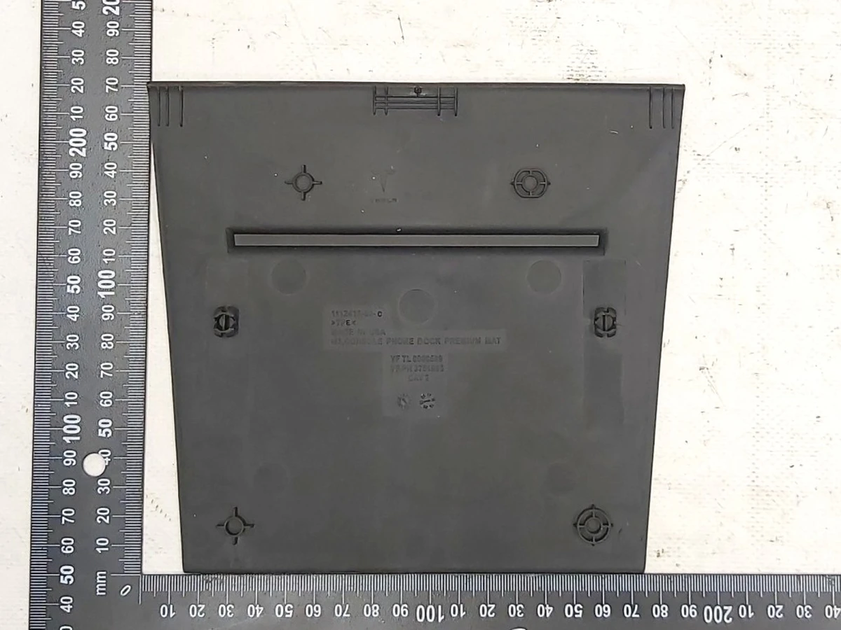 16 Коврик резиновый для телефона центральной консоли Tesla model 3 1112415-00-C