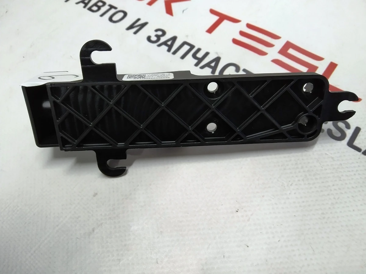 8 Кронштейн приводу замка передніх лівих дверей Tesla model X 1115332-00-B