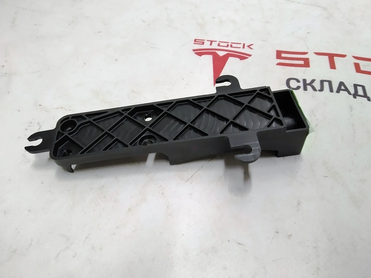 9 Кронштейн привода замка передней правой двери Tesla model X 1115333-00-C