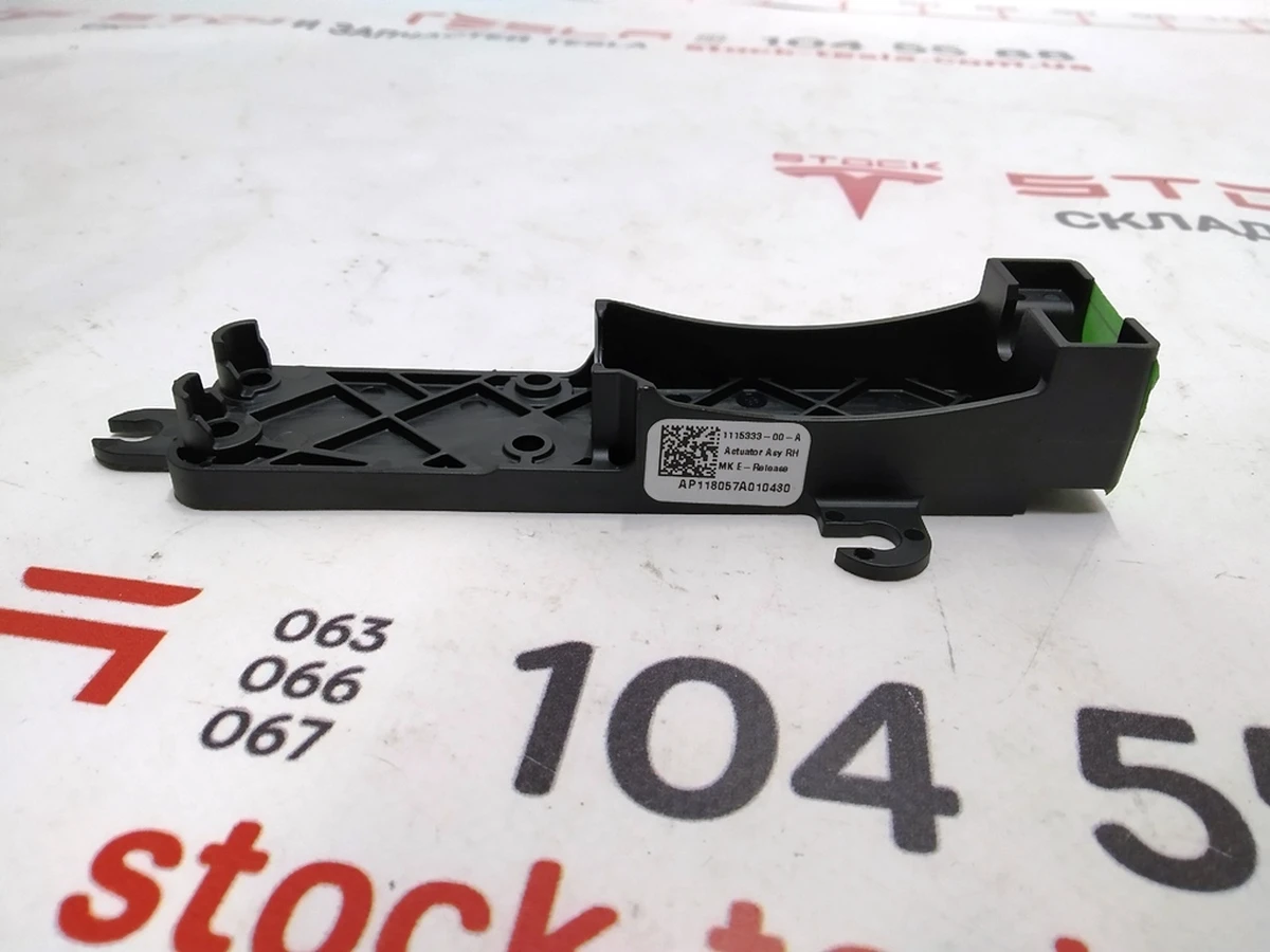9 Кронштейн привода замка передней правой двери Tesla model X 1115333-00-C