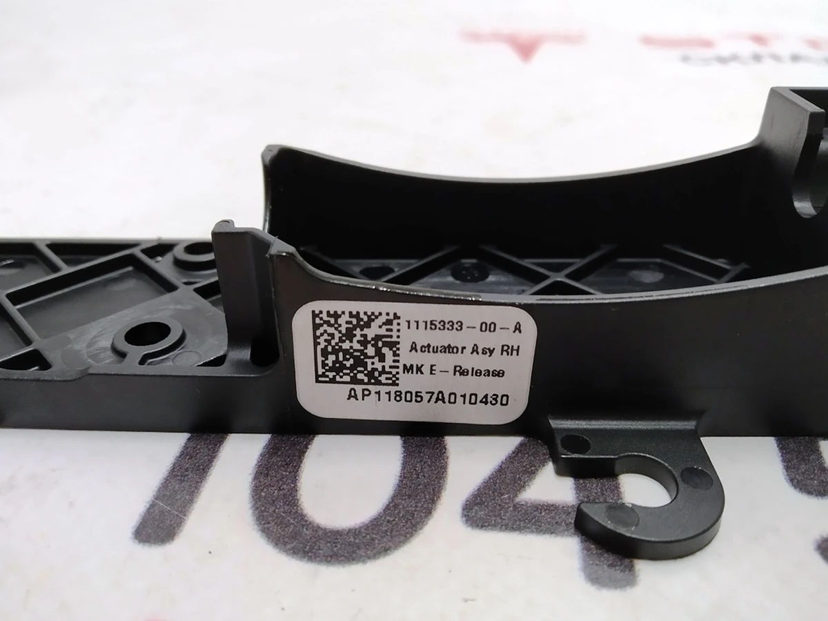 9 Кронштейн привода замка передней правой двери Tesla model X 1115333-00-C