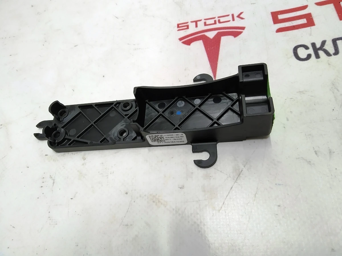 9 Кронштейн привода замка передней правой двери Tesla model X 1115333-00-C