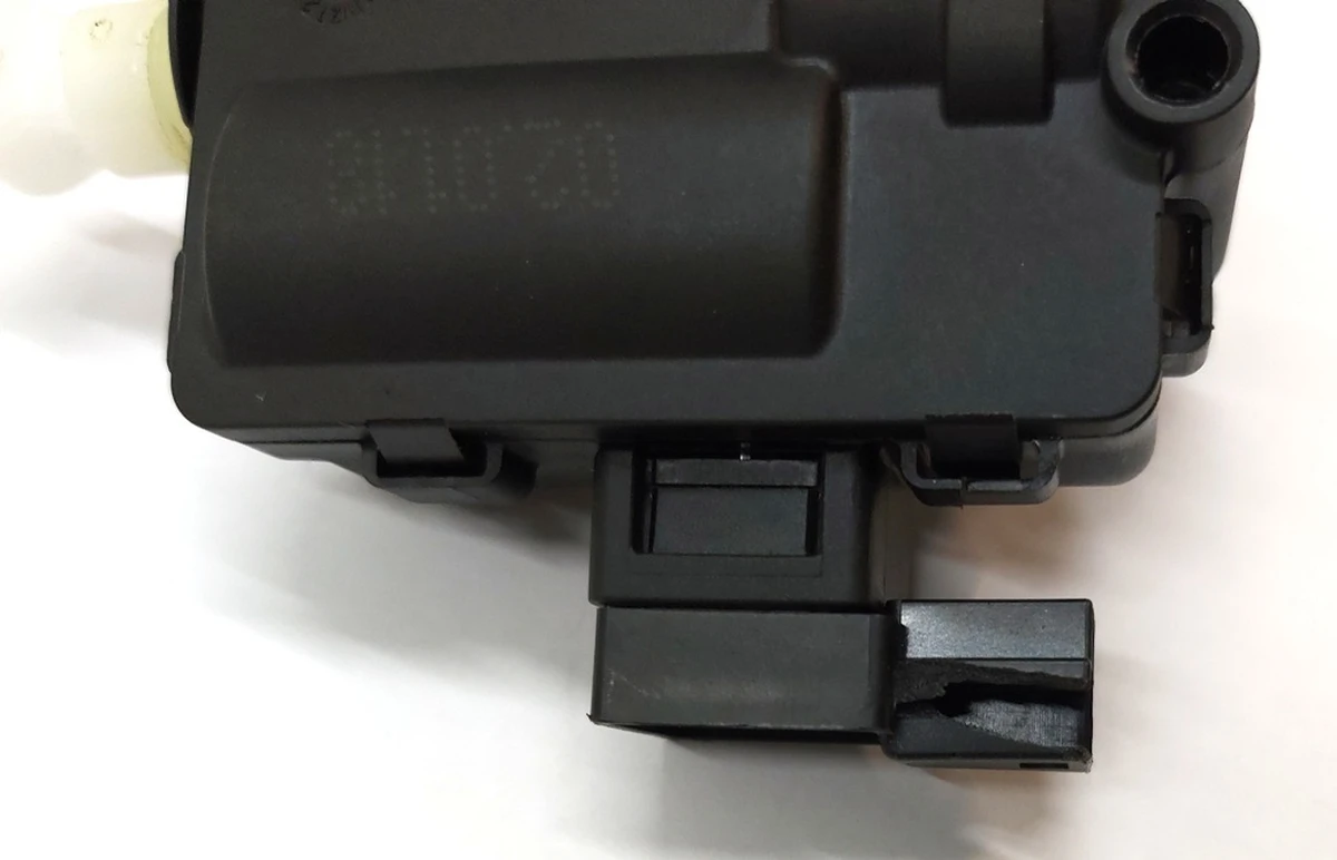 9 Привід замка передніх правих дверей з пошкодженням Tesla model X 1115333-00-B