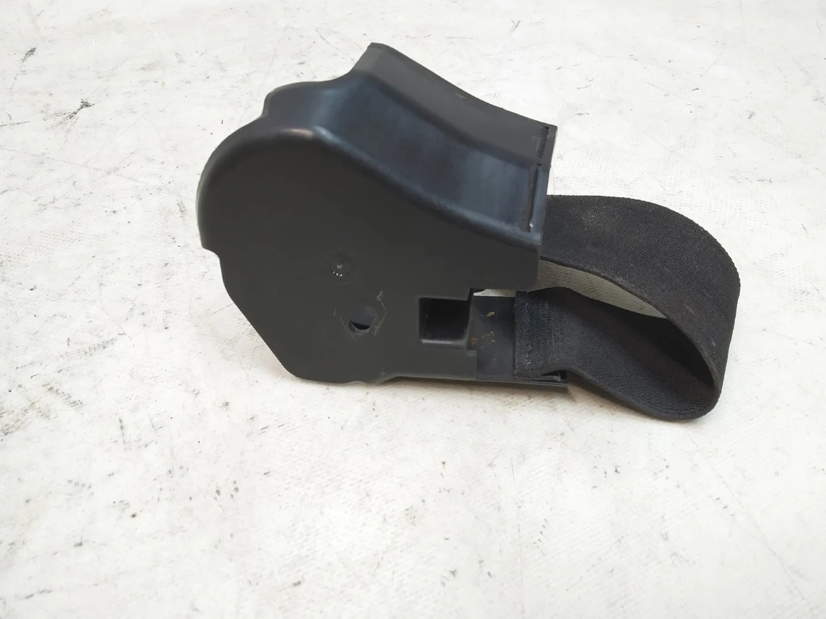 Накладка декор внутрішня права механізму складання спинки подвійного сидіння 2-го ряду Tesla model X 3123713