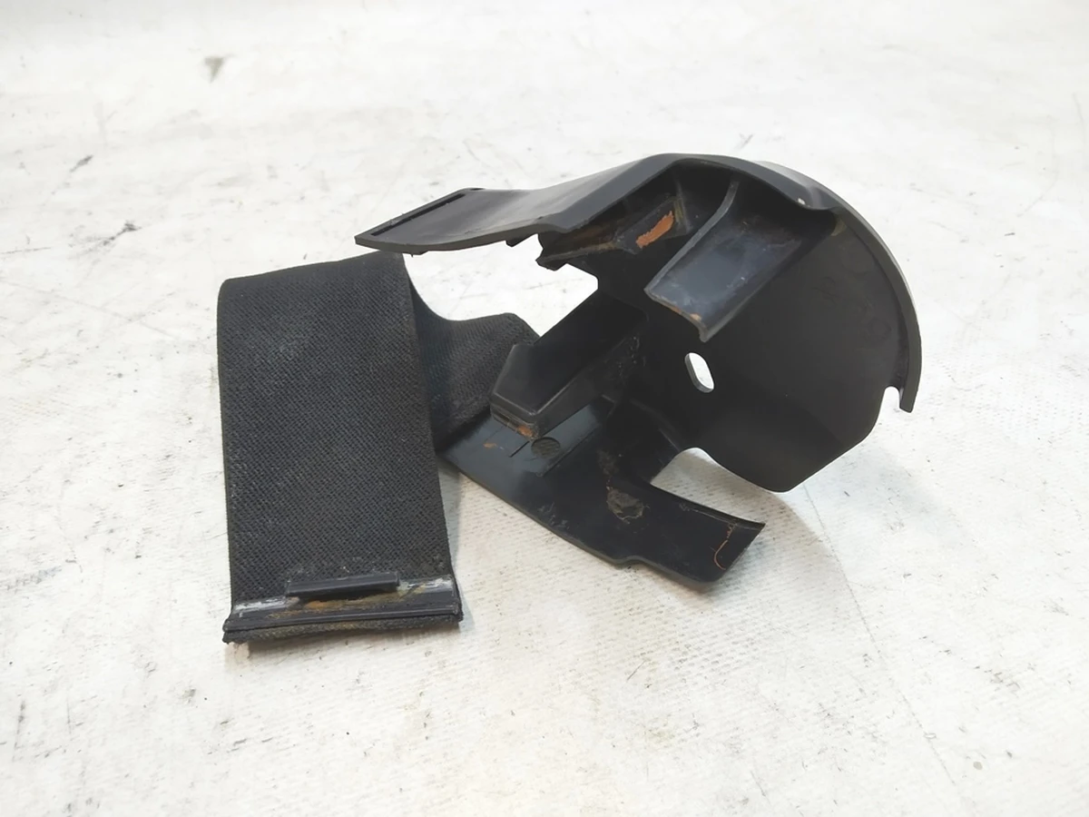 Накладка декор внутрішня права механізму складання спинки подвійного сидіння 2-го ряду Tesla model X 3123713