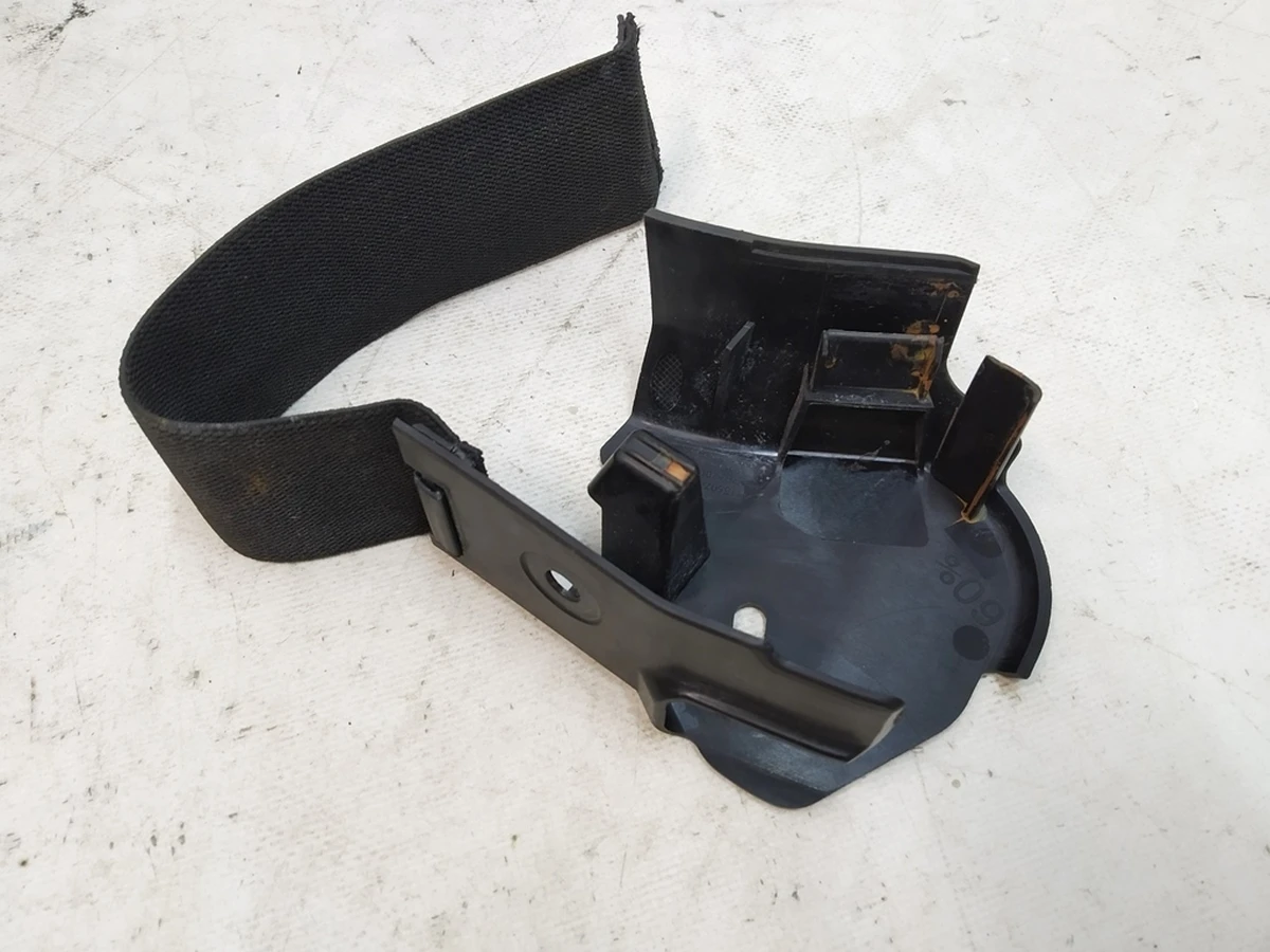 Накладка декор внутрішня права механізму складання спинки подвійного сидіння 2-го ряду Tesla model X 3123713