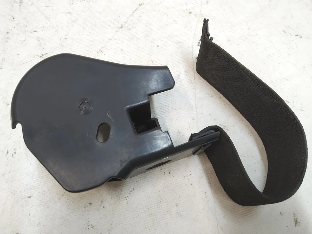 Накладка декор внутрішня права механізму складання спинки подвійного сидіння 2-го ряду Tesla model X 3123713