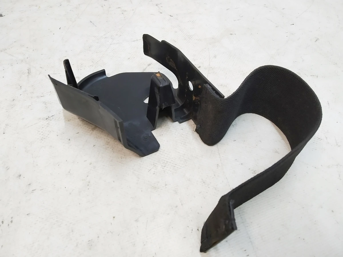 Накладка декор внутрішня права механізму складання спинки подвійного сидіння 2-го ряду Tesla model X 3123713