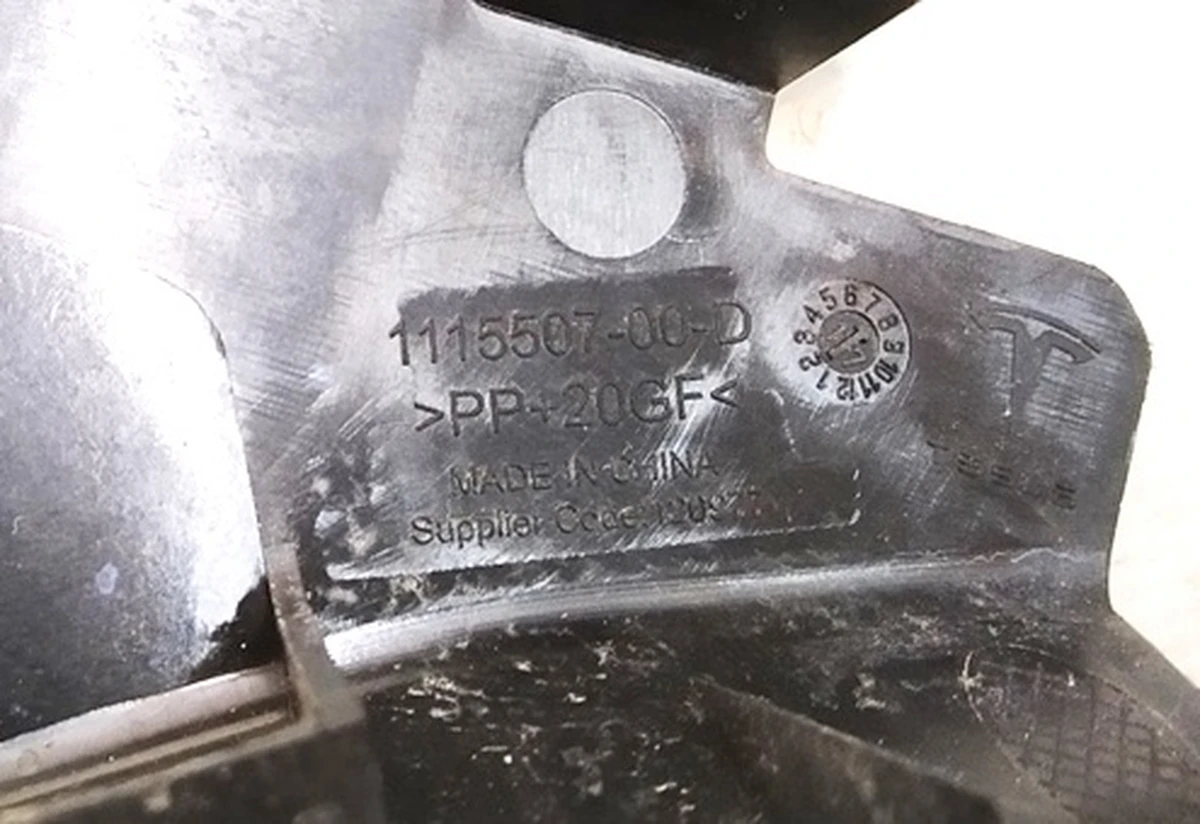 Накладка декор внутрішня права механізму складання спинки подвійного сидіння 2-го ряду Tesla model X 3123713