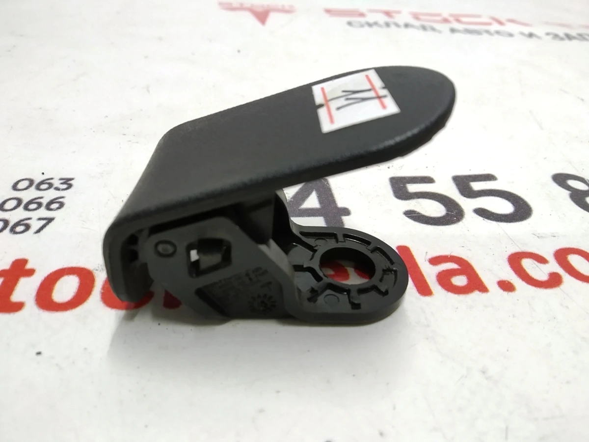 Заглушка(фиксатор) крепления подкапотного бокса левая NEW Tesla model 3 1116002-00-C