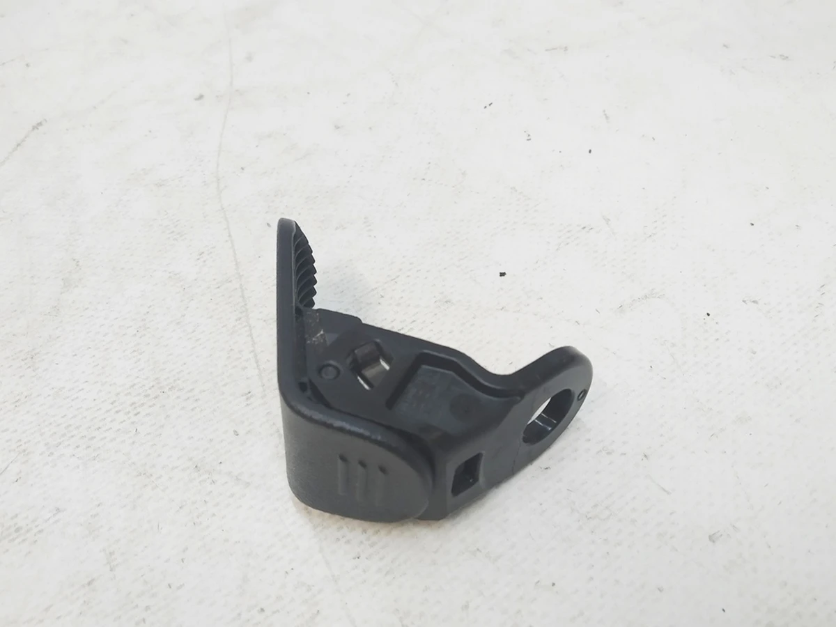 14 Заглушка (фиксатор) крепления подкапотного бокса левая (повреждение) Tesla model 3 1116002-00-C