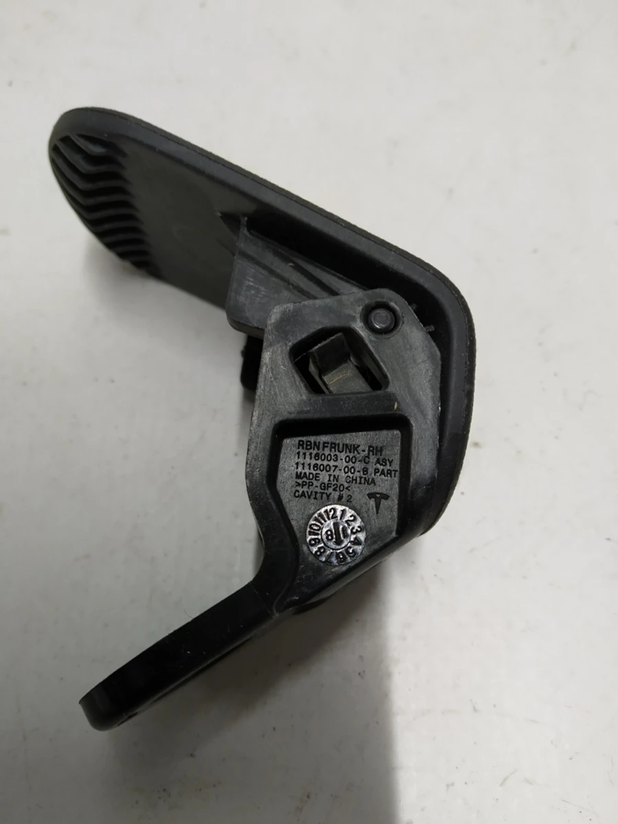 13 Заглушка (фиксатор) крепления подкапотного бокса правая Tesla model 3 1116003-00-C