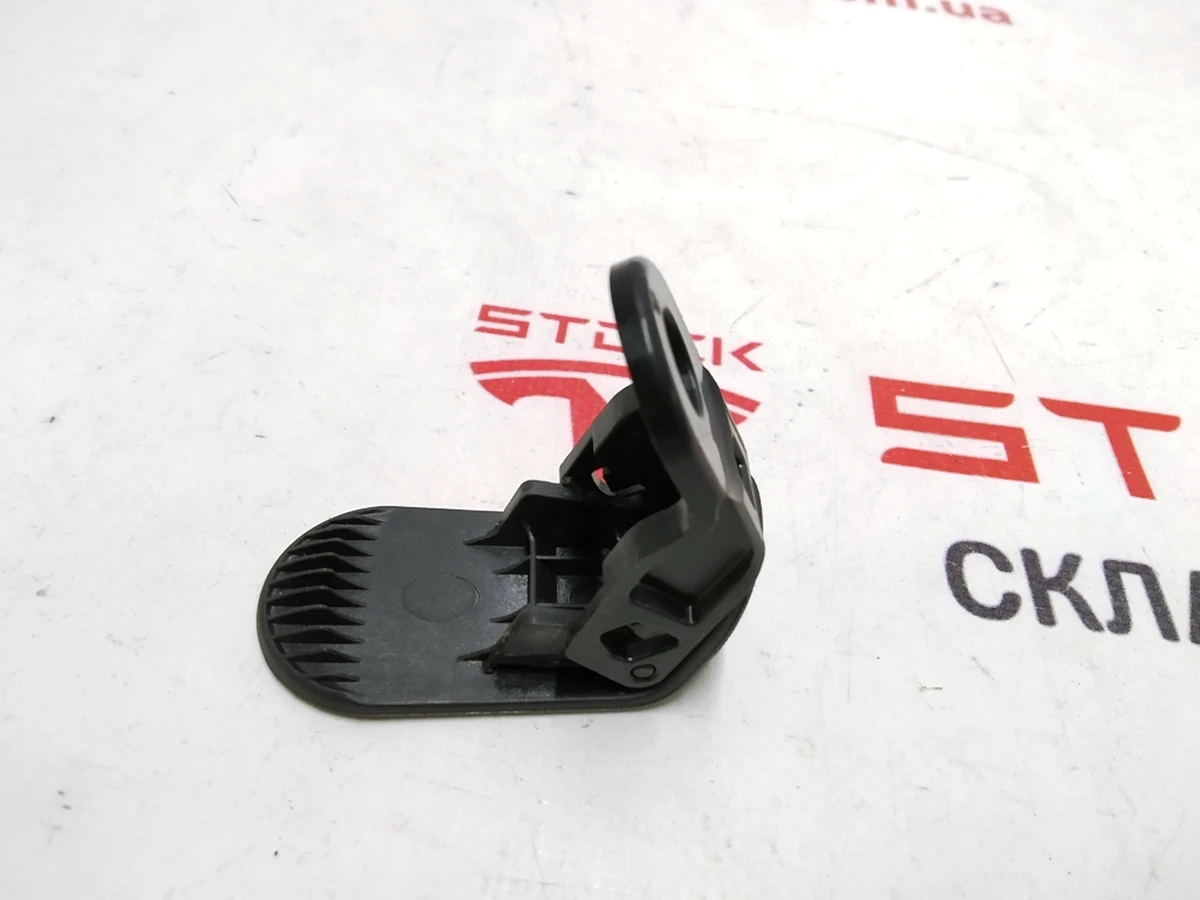 13 Заглушка (фиксатор) крепления подкапотного бокса правая Tesla model 3 1116003-00-C