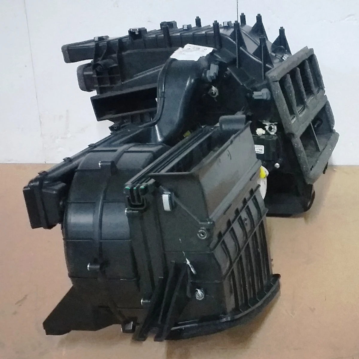 6 Піч салону без вхідного сервоприводу Tesla model S REST 1116135-00-C