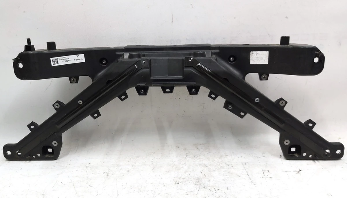 1 Панель радиаторов (пластик) RWD Tesla model 3 1110240-00-B