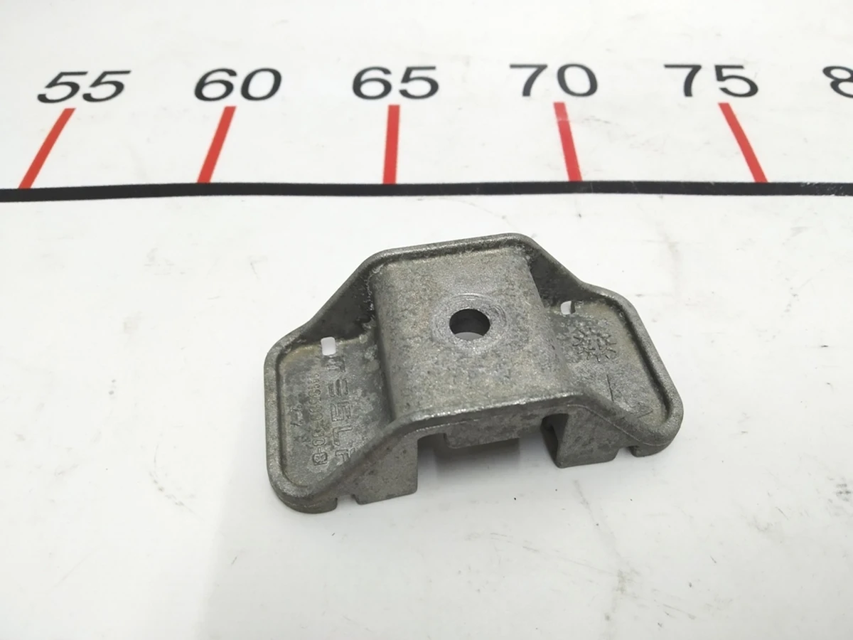 6 Кронштейн верхній кріплення АКБ Tesla model 3 1118599-00-B