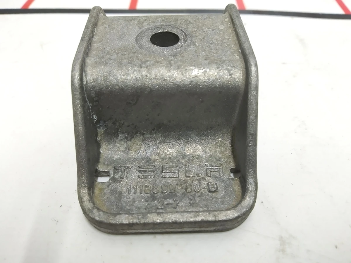 6 Кронштейн верхній кріплення АКБ Tesla model 3 1118599-00-B