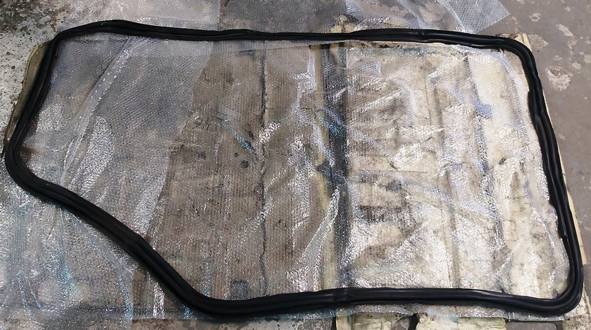 5 PRIMARY SEAL RH (PLASTIC RACETRACK) Tesla model X 1118638-00-F