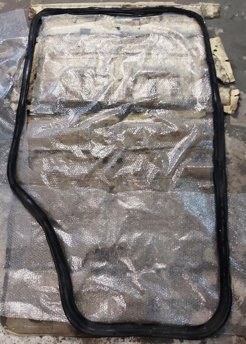 5 PRIMARY SEAL RH (PLASTIC RACETRACK) Tesla model X 1118638-00-F