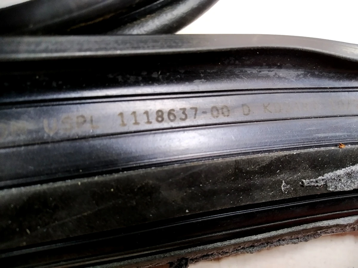 5 Ущільнювач дверей заднього лев-прав (широкий) Tesla model X 1118637-00-F