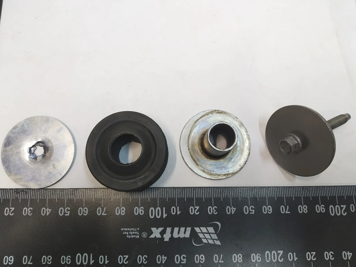 7 Подушка кріплення вентилятора з болтом і втулкою Tesla Model 3, Model Y 1118811-00-A