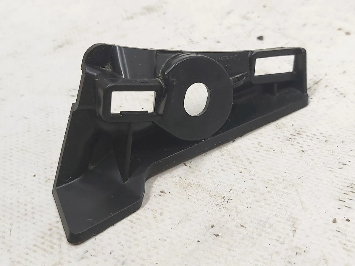 11 Кронштейн панели щеток стеклоочистителя левый Tesla model 3 1118933-00-C