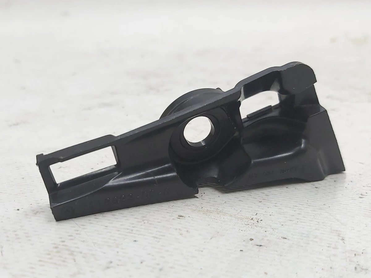 11 Кронштейн панели щеток стеклоочистителя левый Tesla model 3 1118933-00-C