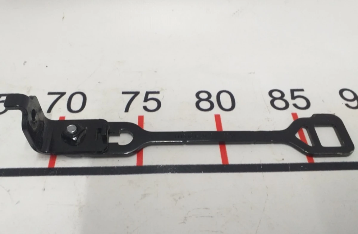 4 Стяжка кронштейна кріплення АКБ RWD Tesla model 3 1119121-00-C