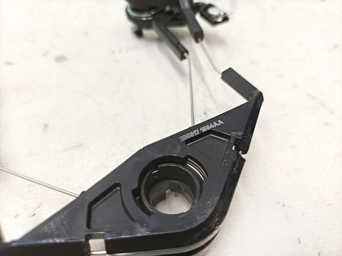 12 Кнопка звукового сигнала в рулевом колесе в сборе Tesla model Y 1119156-00-D