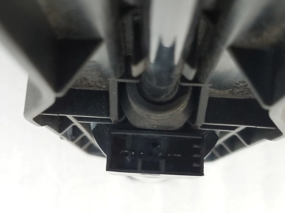 17 Електропривод салазок сидіння 1-го ряду в зборі з пошкодженням роз'єму Tesla Model 3, Model Y 1857404-00-A