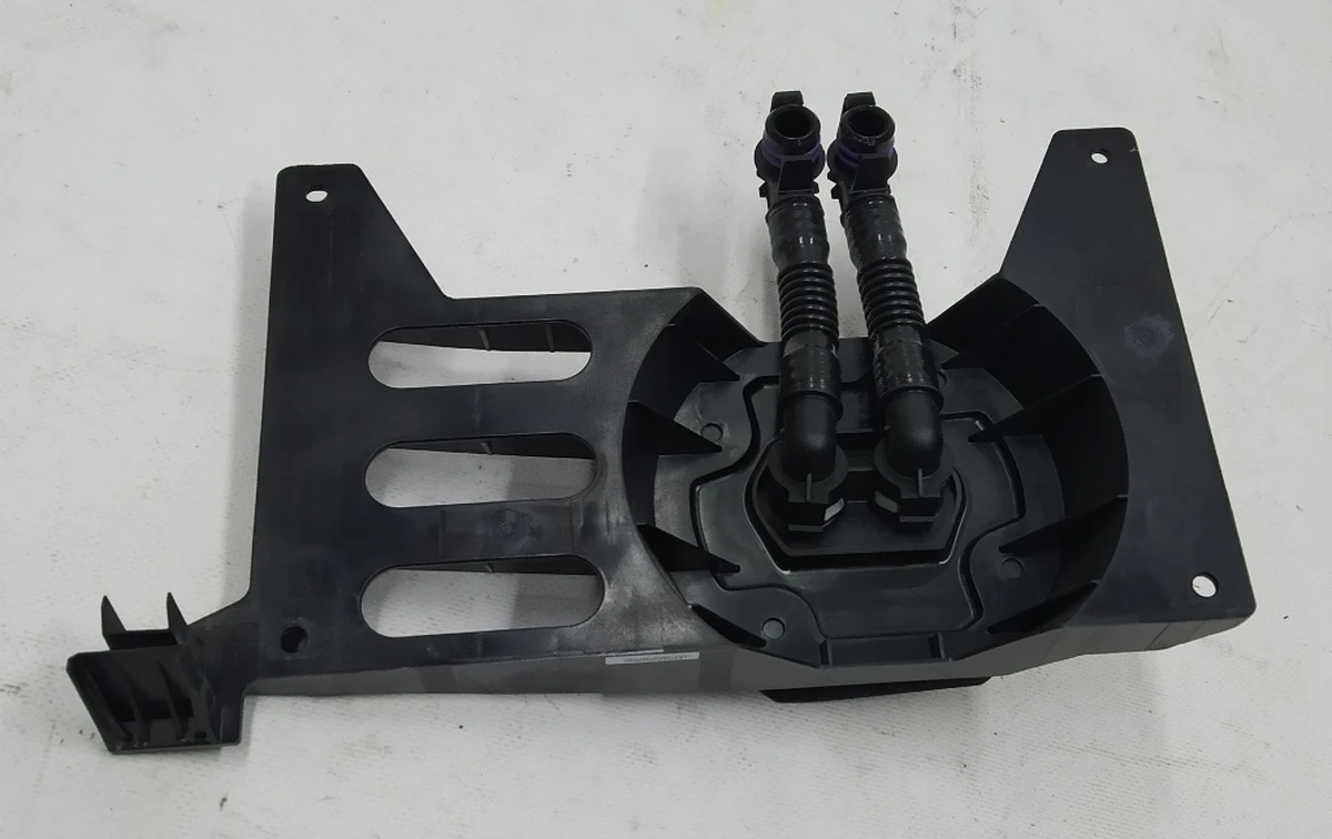 1 Кронштейн крепления компютера автомобиля в сборе с патрубками охлаждения Tesla model 3 1098058-S0-M