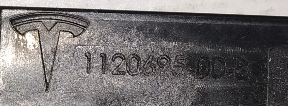 1 Кронштейн крепления компютера автомобиля в сборе с патрубками охлаждения Tesla model 3 1098058-S0-M