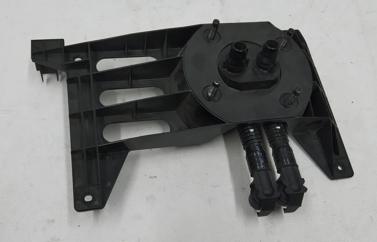 1 Кронштейн крепления компютера автомобиля в сборе с патрубками охлаждения Tesla model 3 1098058-S0-M