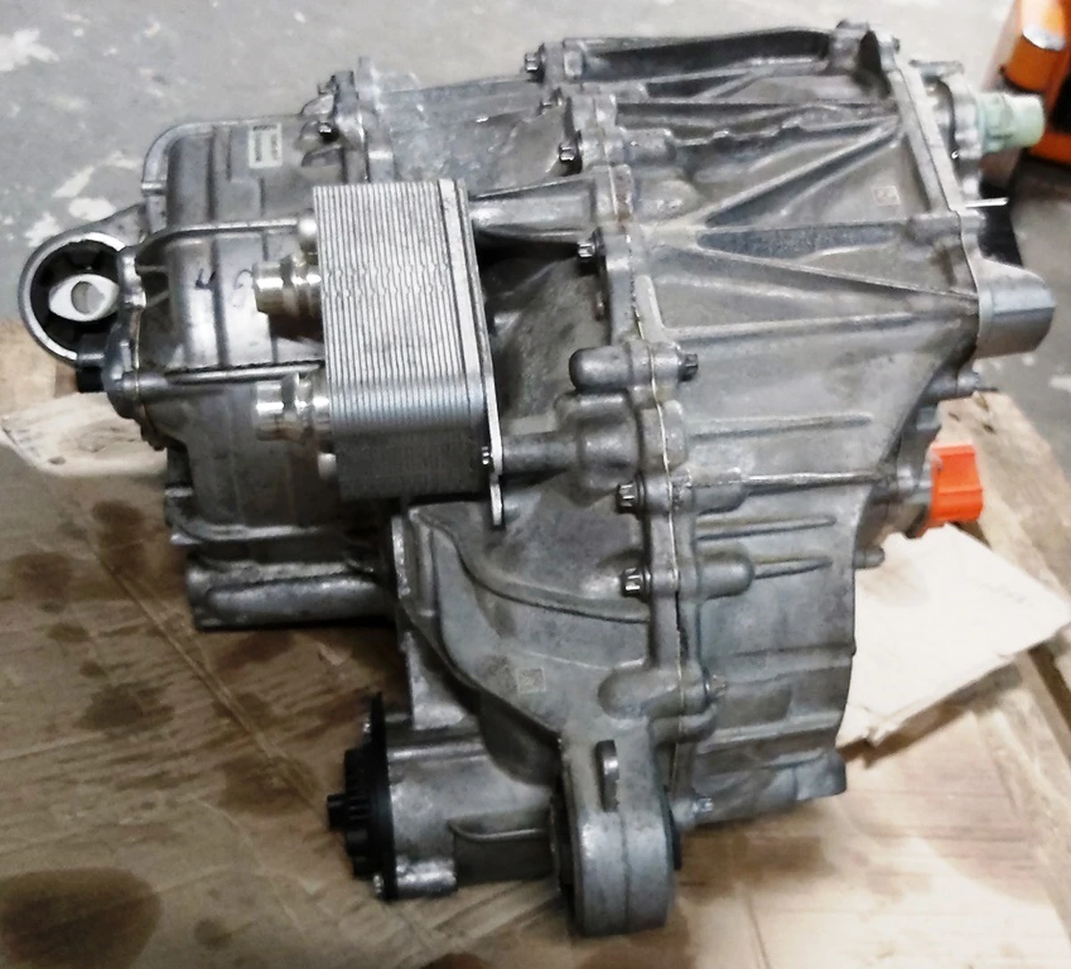 1 Мотор передній у зборі без штуцера інвертора масляного насоса та кронштейна Tesla model 3 1120960-00-F