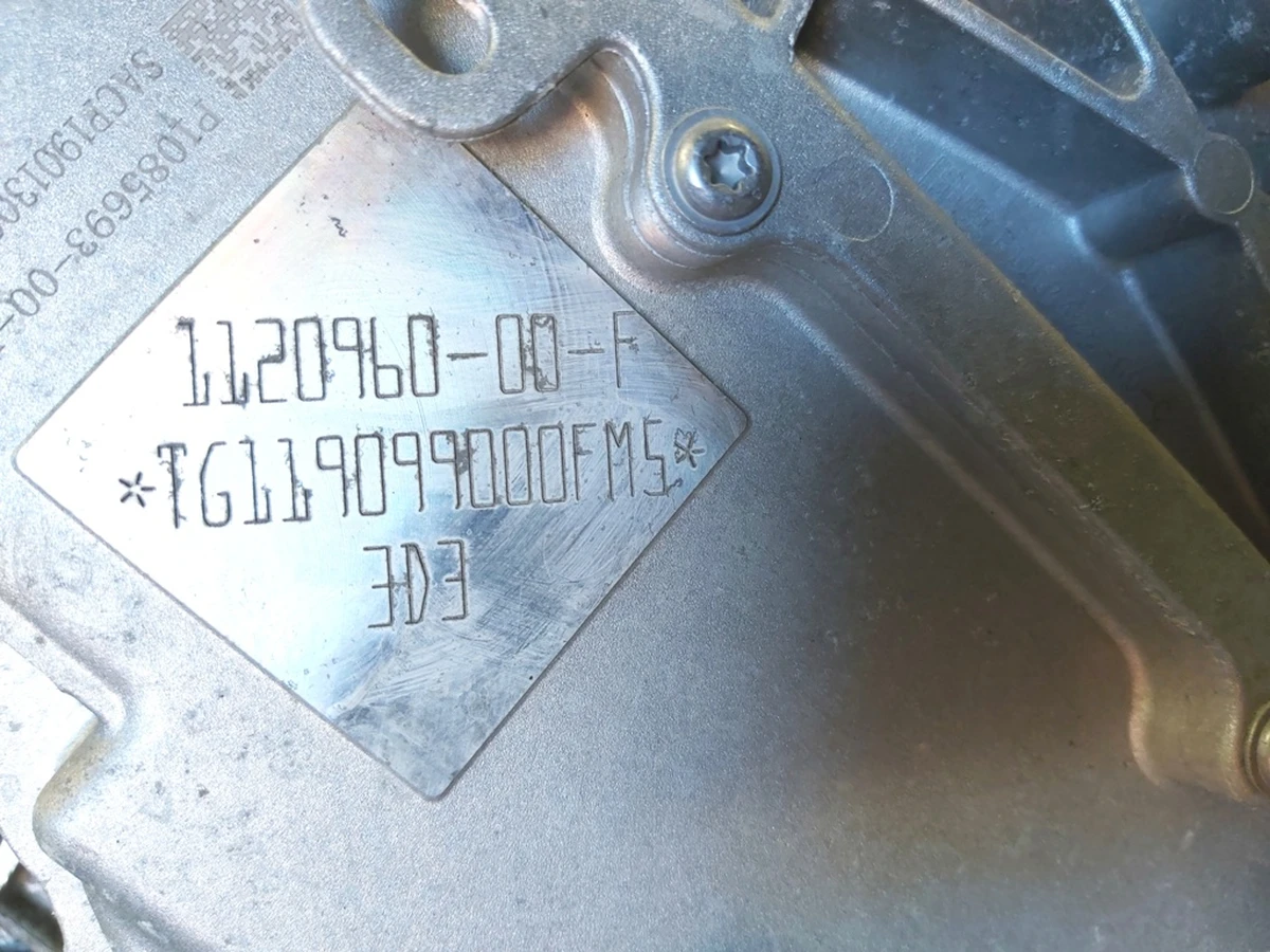 1 Мотор передній у зборі без штуцера інвертора з ушкодженням Tesla model 3 1120960-00-F