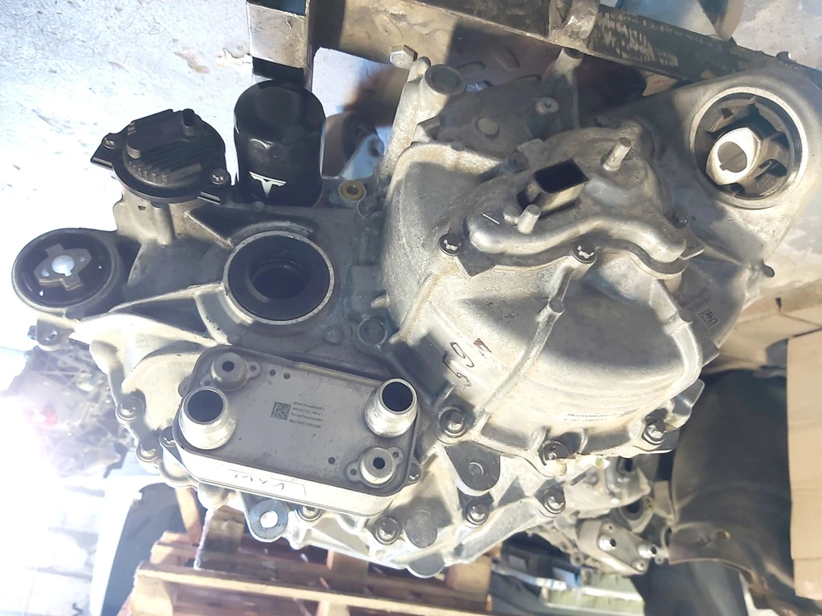 1 Мотор передній у зборі без штуцера інвертора з ушкодженням Tesla model 3 1120960-00-F