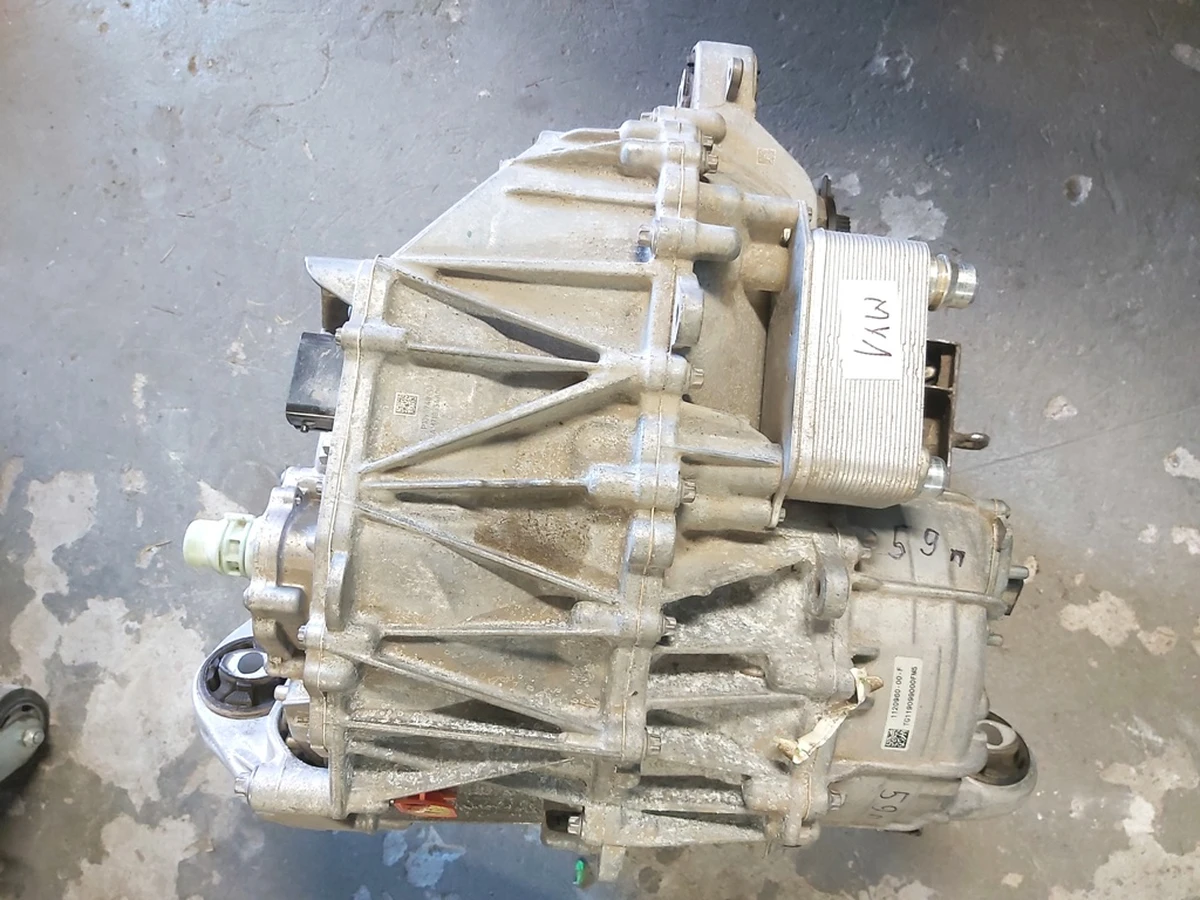 1 Мотор передній у зборі без штуцера інвертора з ушкодженням Tesla model 3 1120960-00-F